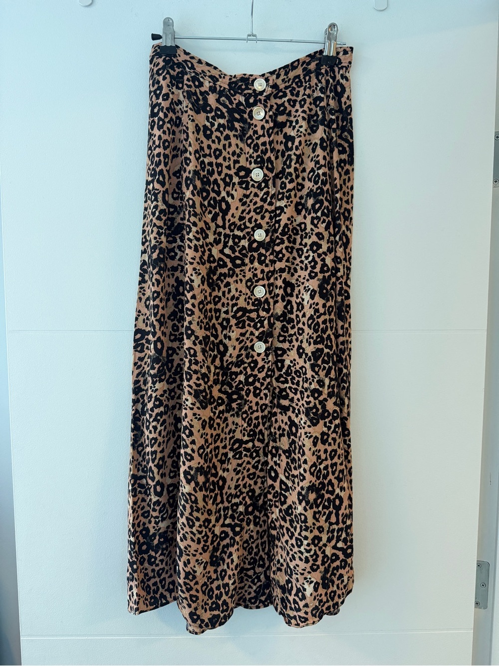 Wilfred by Aritzia Leopard Print Button-Front Midi Skirt | Size 2